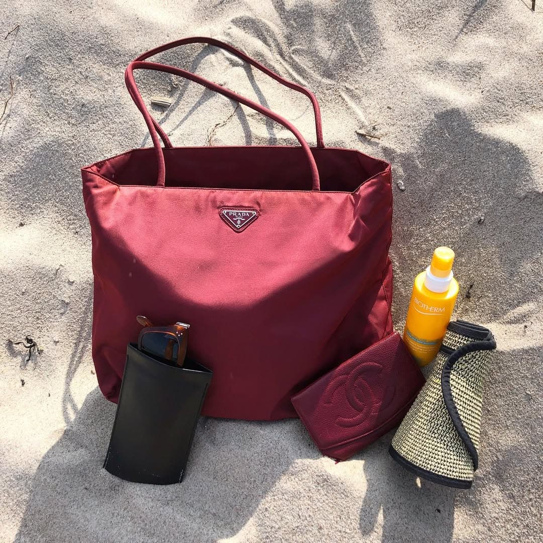 Tasker til strand, by og sommeraftener – guide til ferietasken